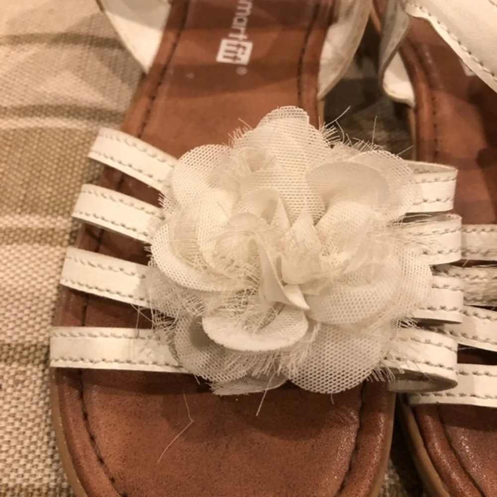 Smart fit‎ girls white flower sandals size 10